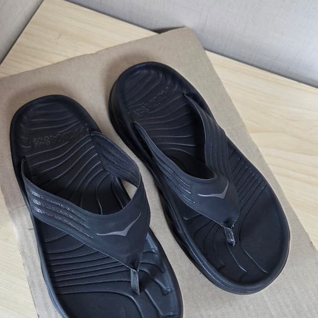 호카 오라 리커버리 플립 블랙 쪼리 슬리퍼