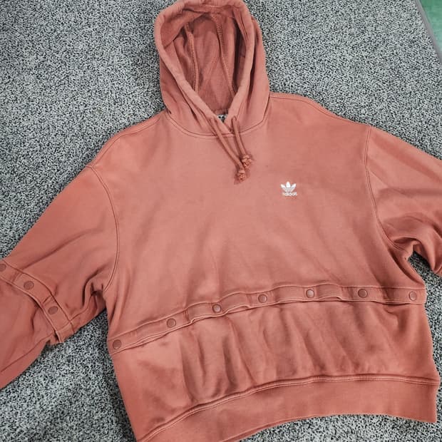 Adidas 오리지널 라인의 크롭 후드티 