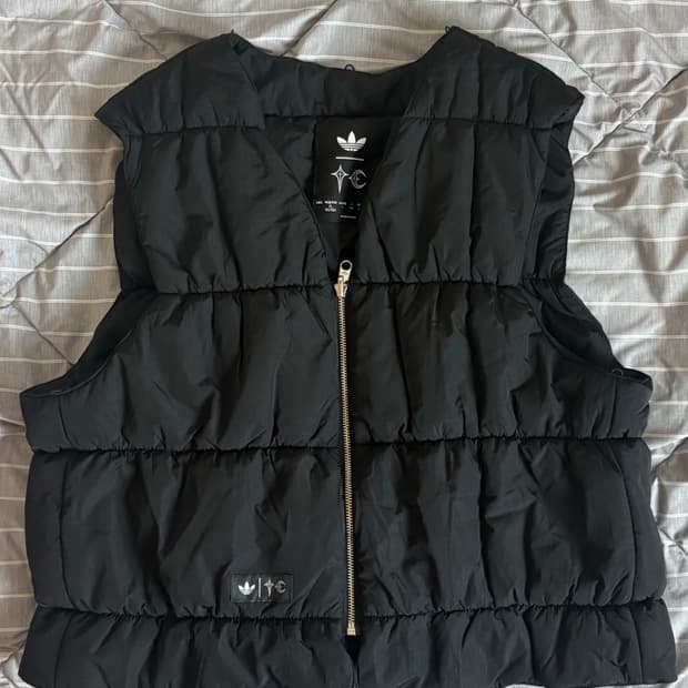 아디다스 X 떠그클럽 26SS 패딩조끼