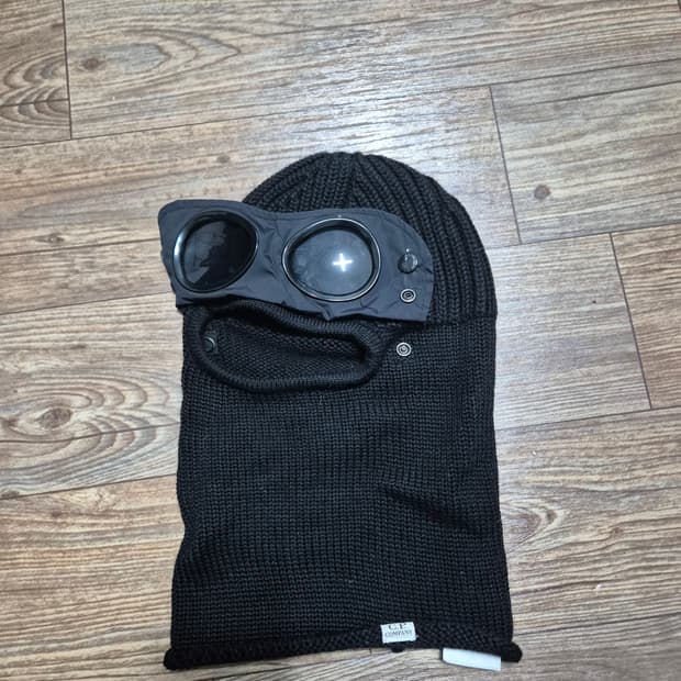 CP 컴퍼니 바라클라바 거의 급처합니다.