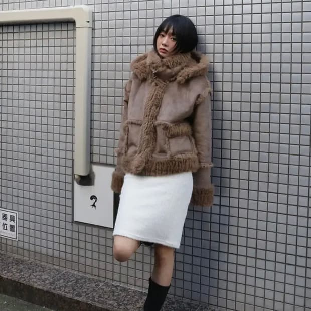 어글리쉐도우 무스탕 브라운