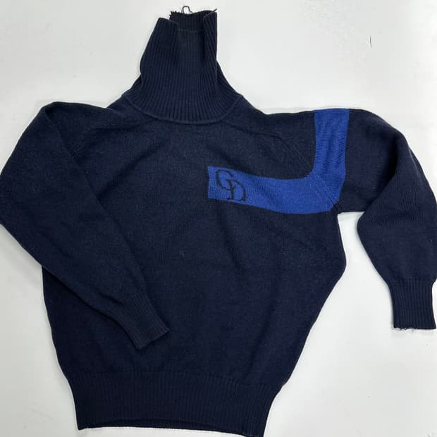 크리스챤 디올 빈티지  목 폴라니트입니다. 