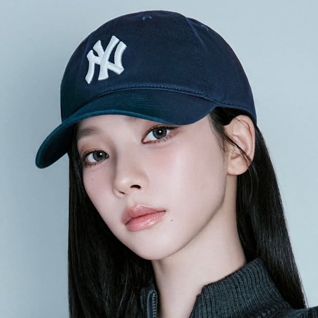 MLB 에이스 언스트럭쳐 볼캡 NY 네이비 카리나 착용