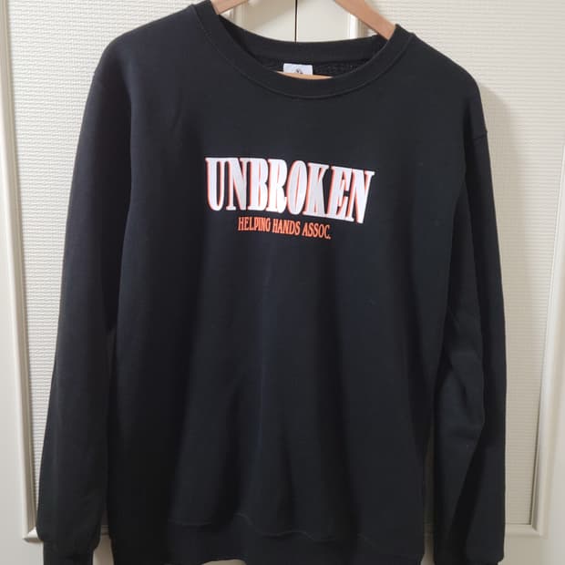 UNBROKEN 블랙 그래픽 맨투맨 (95/M 사이즈)