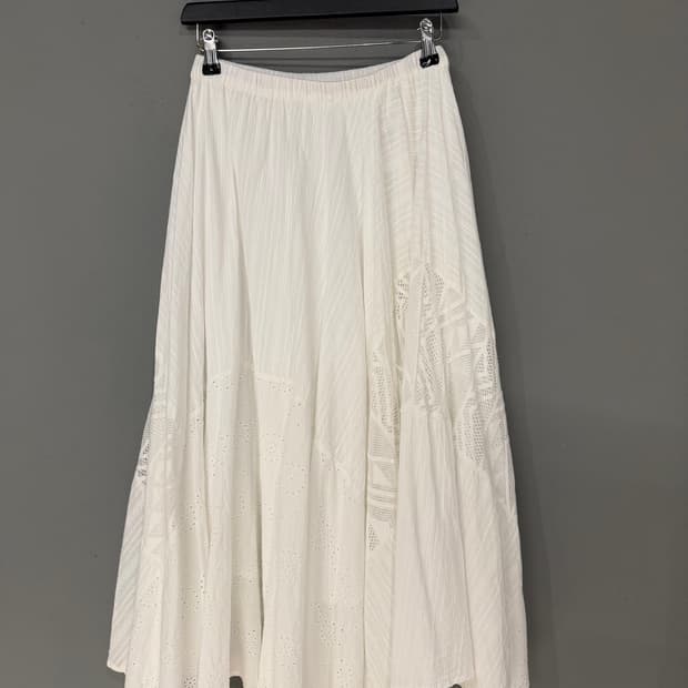 Punching pattern point white long skirt