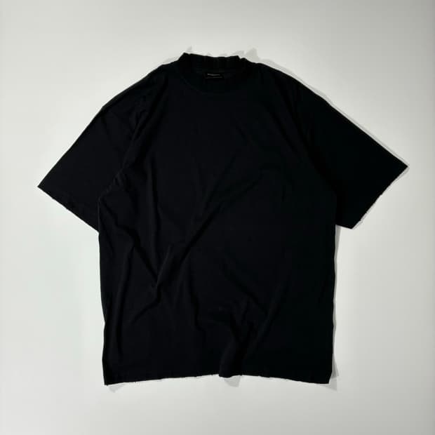 발렌시아가 미디엄 핏 디스트레스드 티셔츠 페이디드 블랙 M사이즈