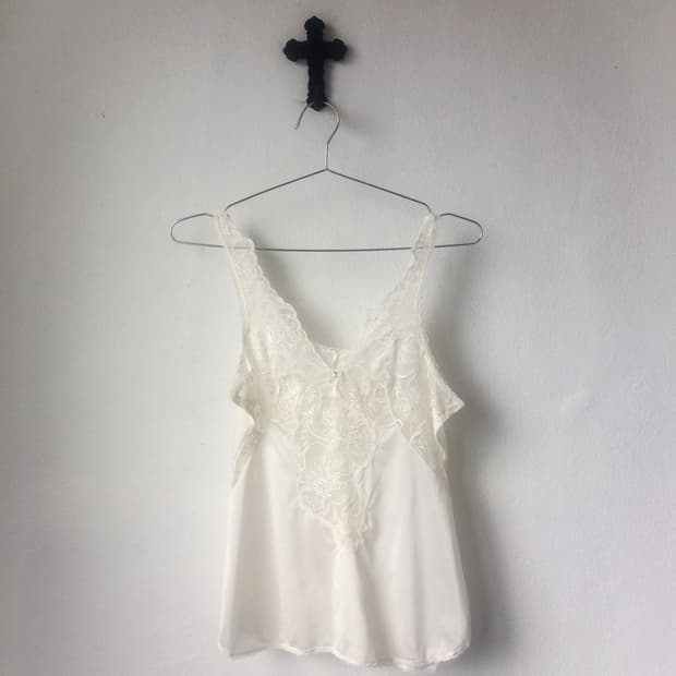 Lace point slip sleeveless