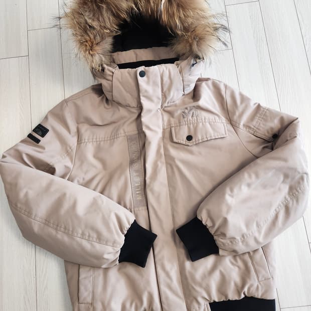 밀레 베이지 여성 덕다운 숏패딩 사이즈 95(M)

사진색감이 이상한데 