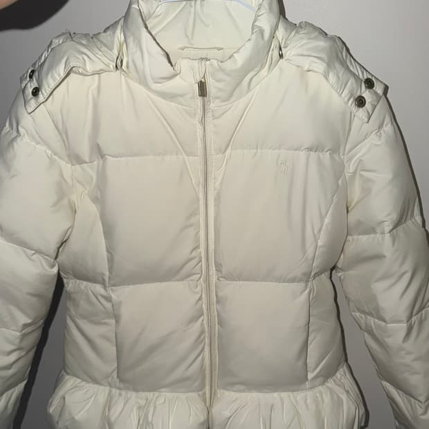 폴로 화이트 러플 다운패딩