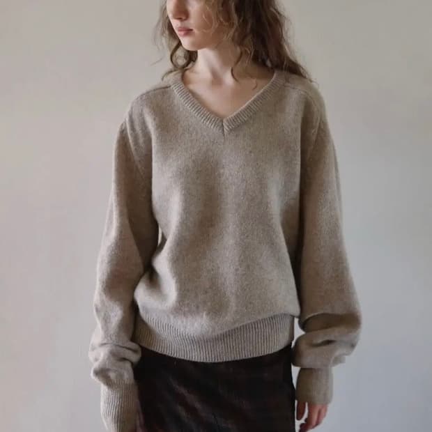 비아플레인 브이넥 니트