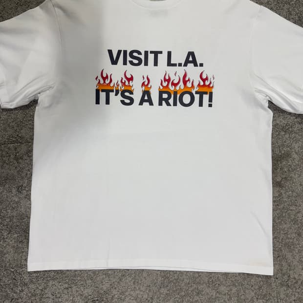 갤러리디파트먼트 라 라이엇 티셔츠