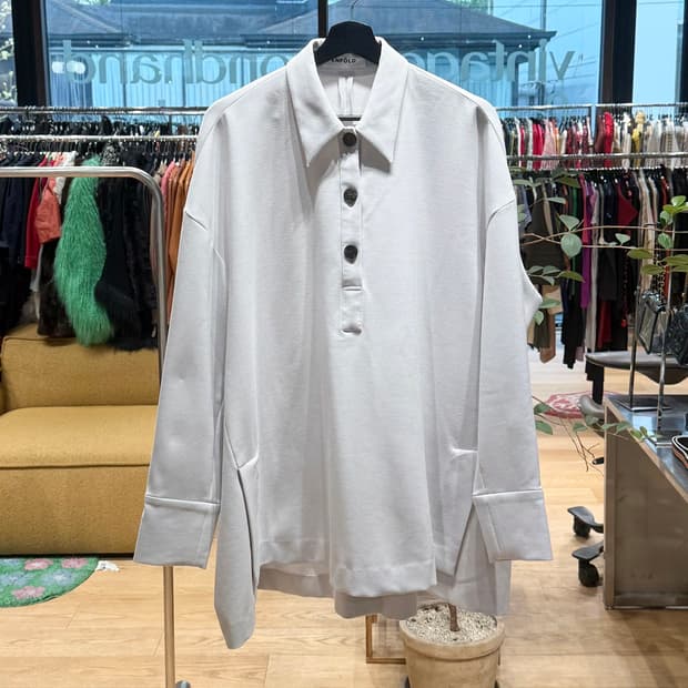 엔폴드 그레이 하프버튼 오버 카라넥 셔츠 