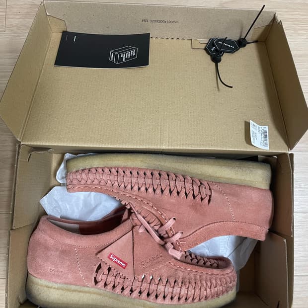 [UK7.5] 슈프림 x 클락스 우븐 왈라비 핑크