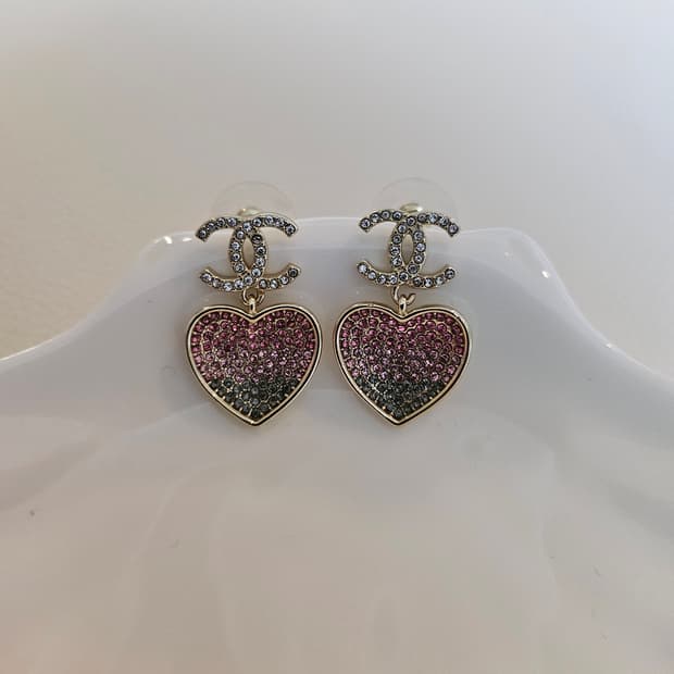 샤넬 업사이클링 하트 큐빅 드롭 귀걸이