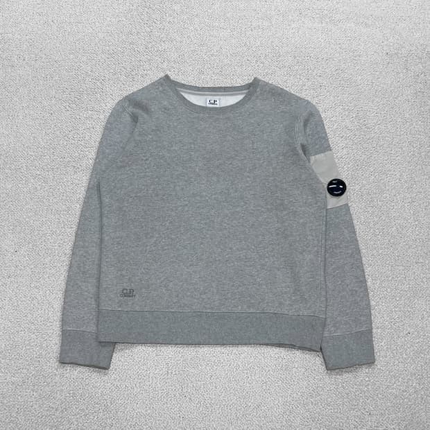 C.P 컴퍼니 렌즈 와펜 크루넥 맨투맨 그레이