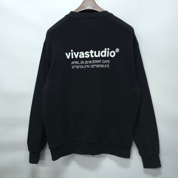 비바스튜디오 GPS로고 스웨트셔츠 (남성100~105)