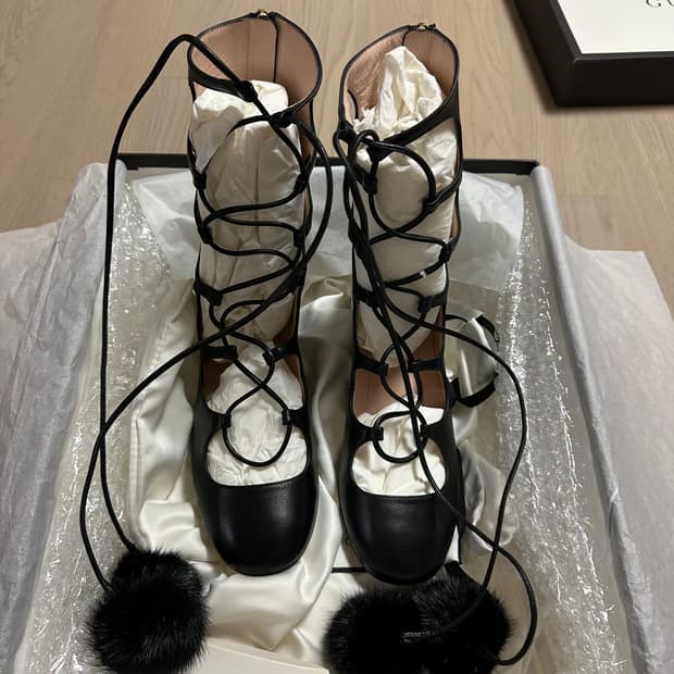 구찌 밍크 폼폼 레이스업 앵클 부 츠 36.5사이즈/새상품(셀럽 착용)