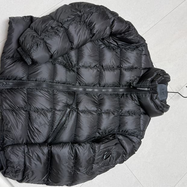 CP컴퍼니 DD쉘 컨실러블 후드 다운 자켓 블랙 M사이즈