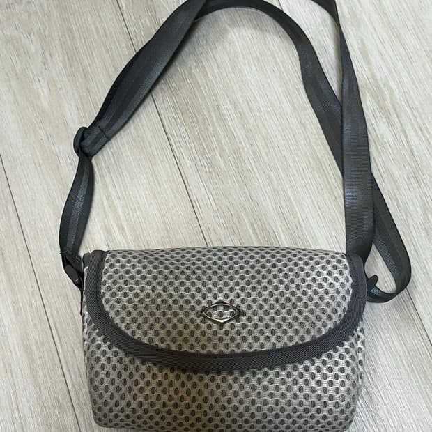 미스치프 크로스백