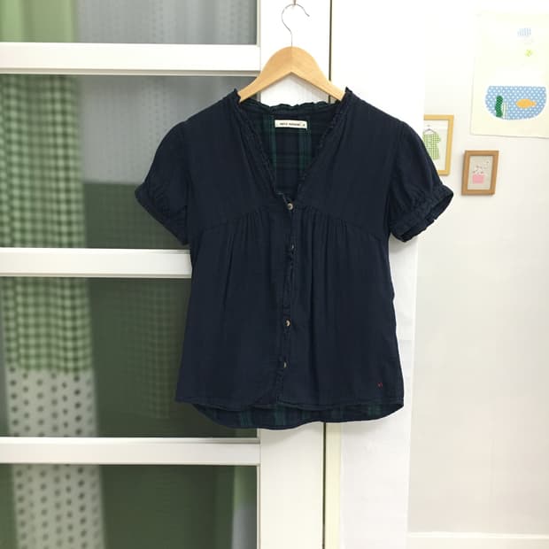 네이비 프릴 반소매 블라우스