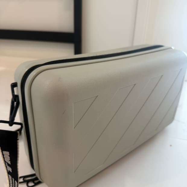 오프화이트 x 아모레 퍼시픽 프로텍션 박스