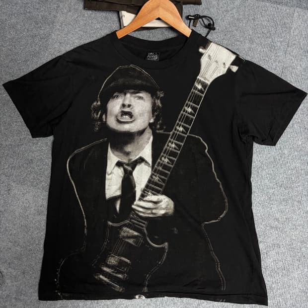 90s 빈티지 앵거스 영 머천 밴드티