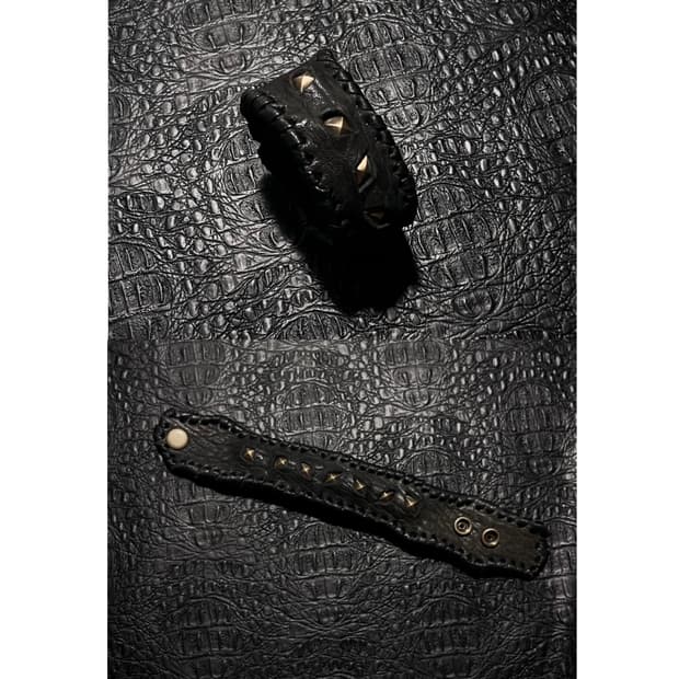 A thin dragon bracelet