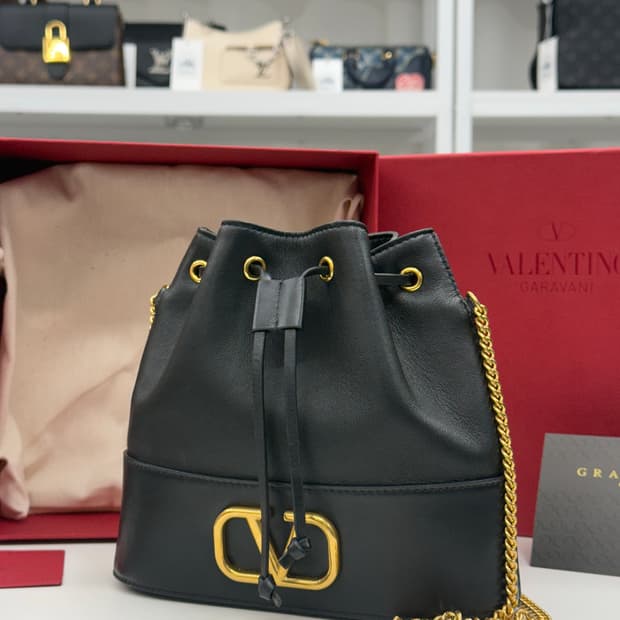 [미니] 발렌티노 시그니처 체인 버킷백