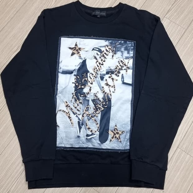 in the attic 블랙 프린팅 맨투맨 티셔츠