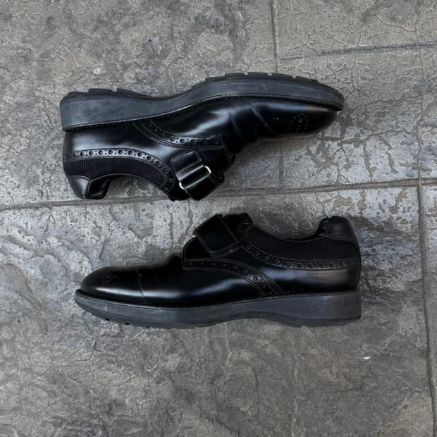 프라다 윙팁 버클 레더 더비슈즈