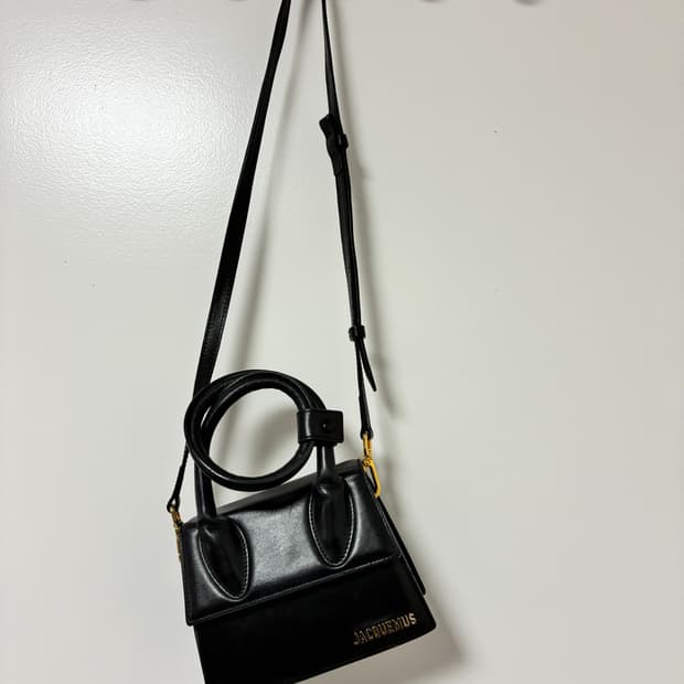 자크뮈스 르 치키토 누 레더 토트 백