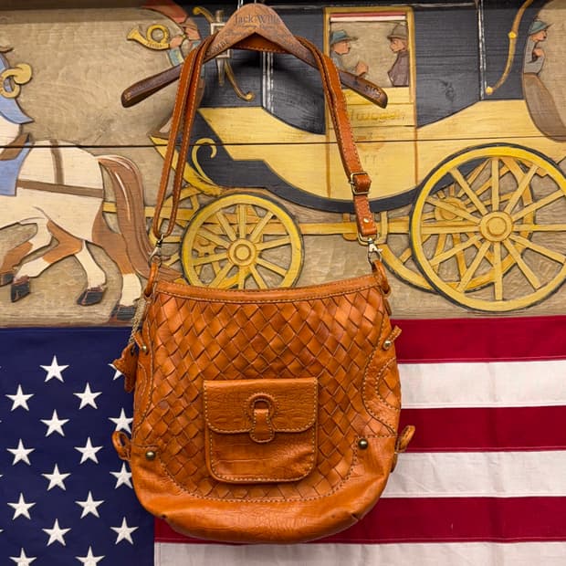 Robita 카우레더 위빙 숄더백