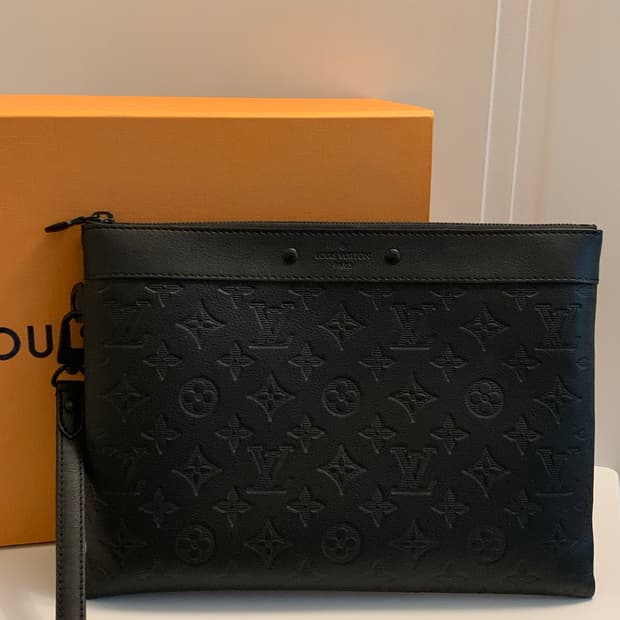 루이비통 클러치백 M81570