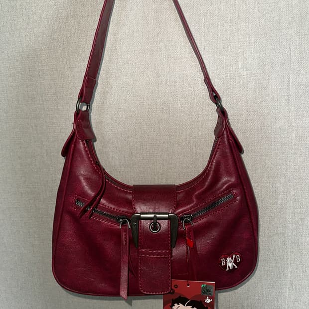 베티붑 버클 포켓 크로스 숄더백