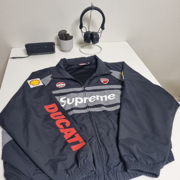 슈프림 x 두카티 트랙 자켓 블랙 - 24SS , L사이즈 판매합니다.