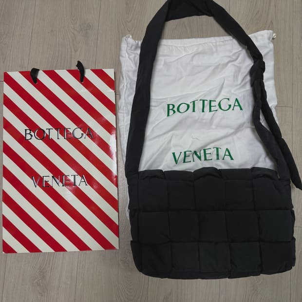 보테가베네타 테크 패딩 카세트백 맥시