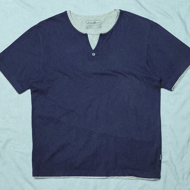 [M] 에디바우어 페이크 레이어드 헨리넥 티셔츠 (네이비)