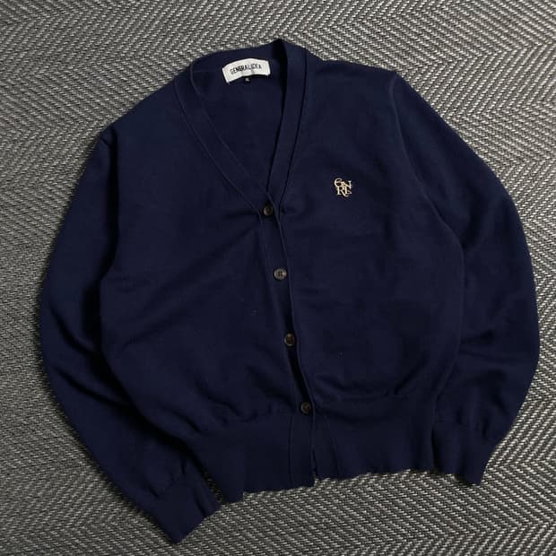 제너럴아이디어 에센셜 로고 뱃지 가디건 네이비y 5006