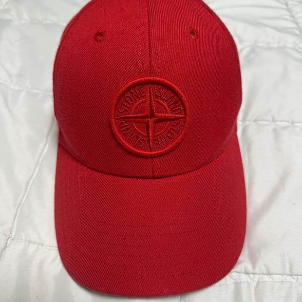 스톤아일랜드 모자 레드