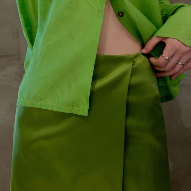 프라다 실크 랩스커트