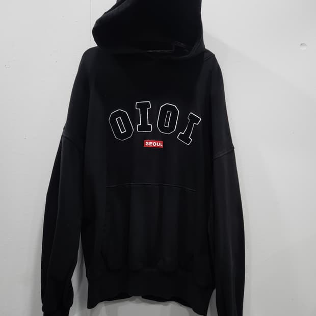 오아이오아이(OIOI) 시그니처 로고 블랙 후드티 남성 100사이즈
