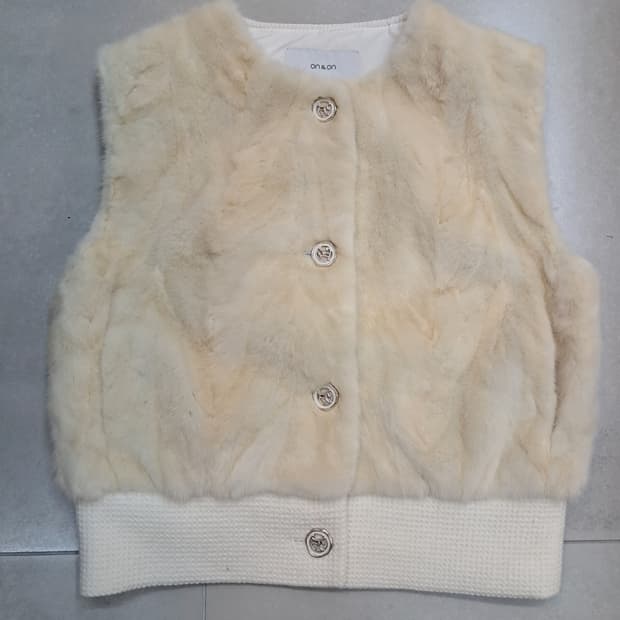 온앤온 아이보리 밍크 조끼