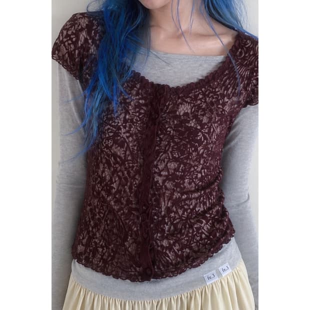 진 붉은 매쉬 탑