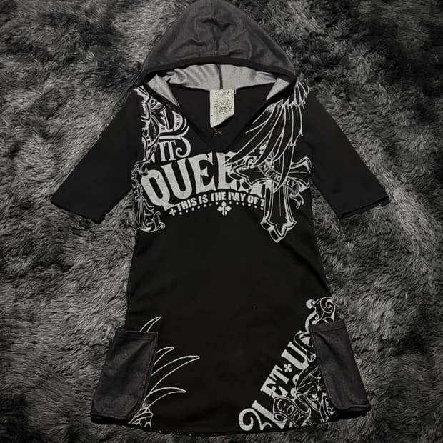 Glitz  블랙 날개 실버 레터링 반팔 후디