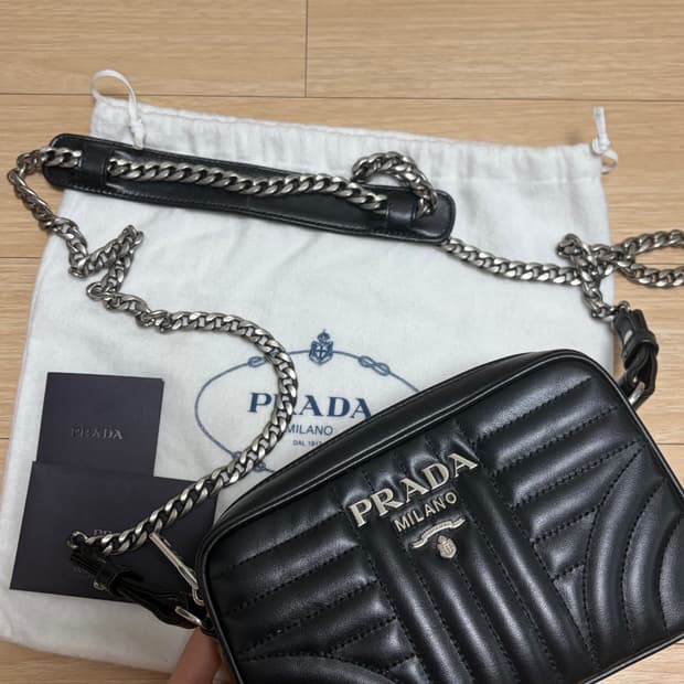 프라다 벤다이어그램 체인 카메라백