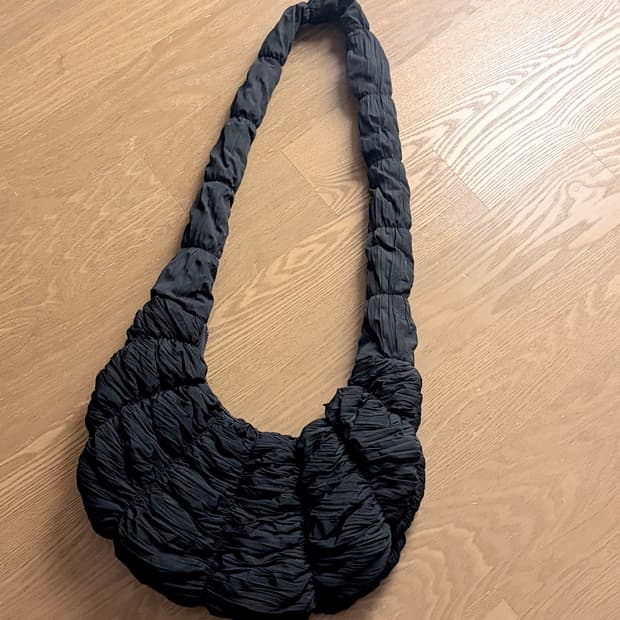 COS코스 리플 크로스바디백 블랙