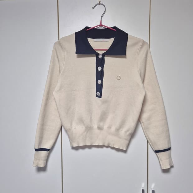 올리브데올리브 버튼 카라 배색 니트 아이보리