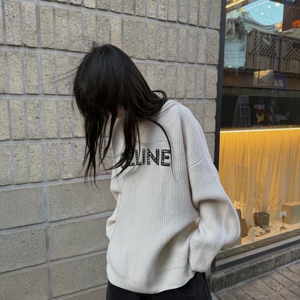 셀린느 울 리브스 스터드 로고 니트