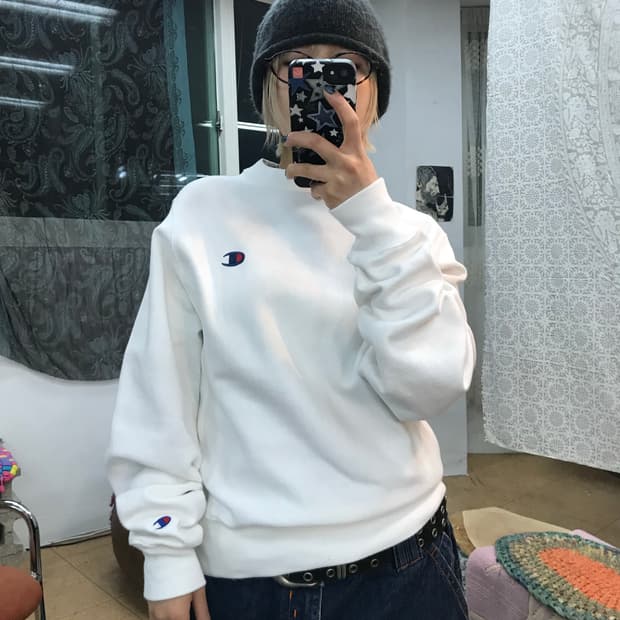 챔피온 리버스위브 자수 화이트 맨투맨 