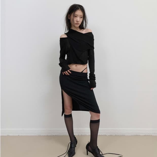 오호스 버튼 슬릿 미디 스커트 블랙